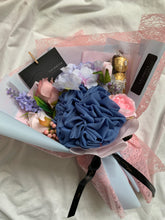 Load image into Gallery viewer, Azure mini bouquet with Ferraro
