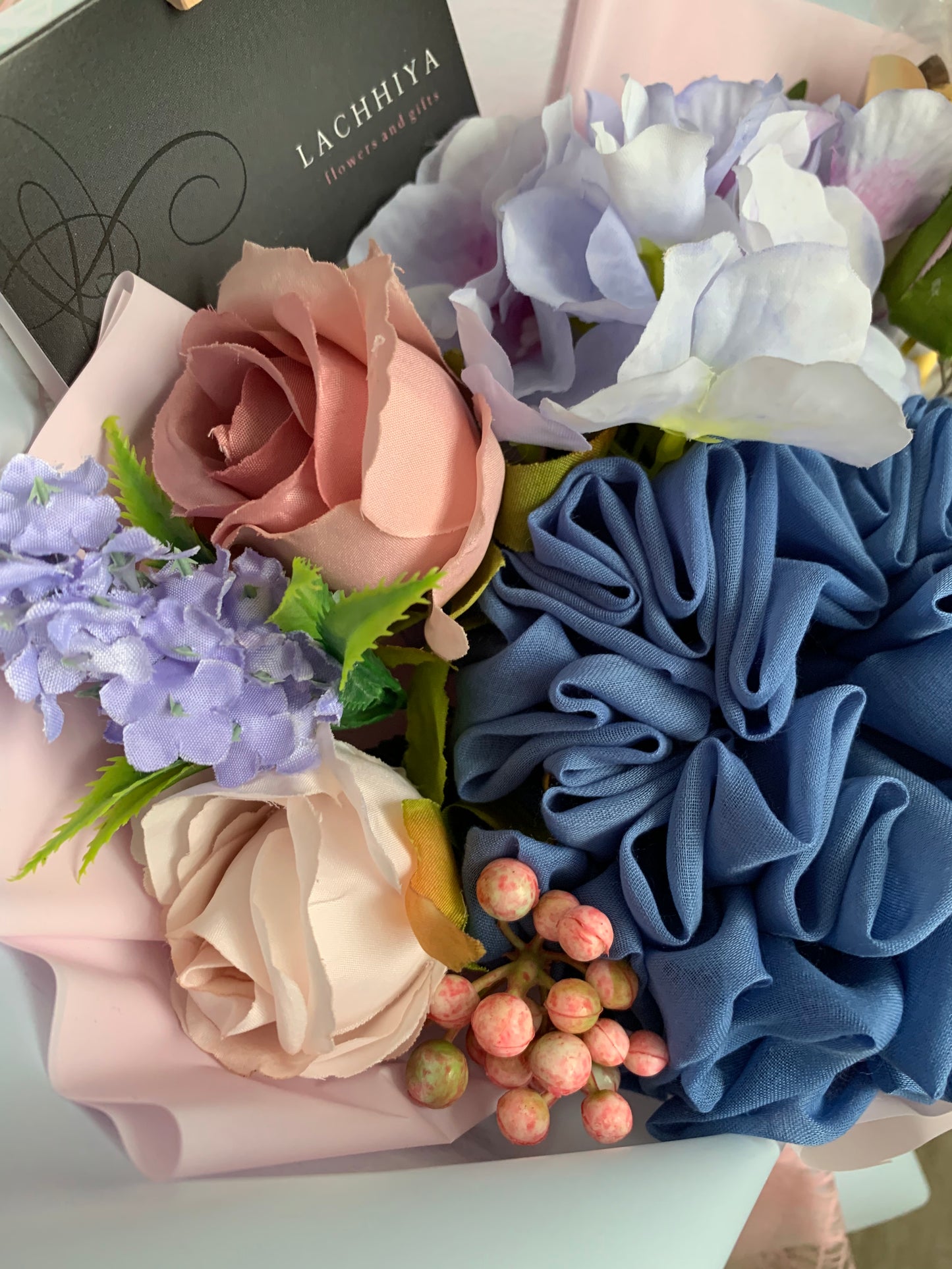 Azure mini bouquet with Ferraro