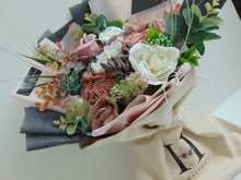 Load image into Gallery viewer, Bouquet with personalised bag
