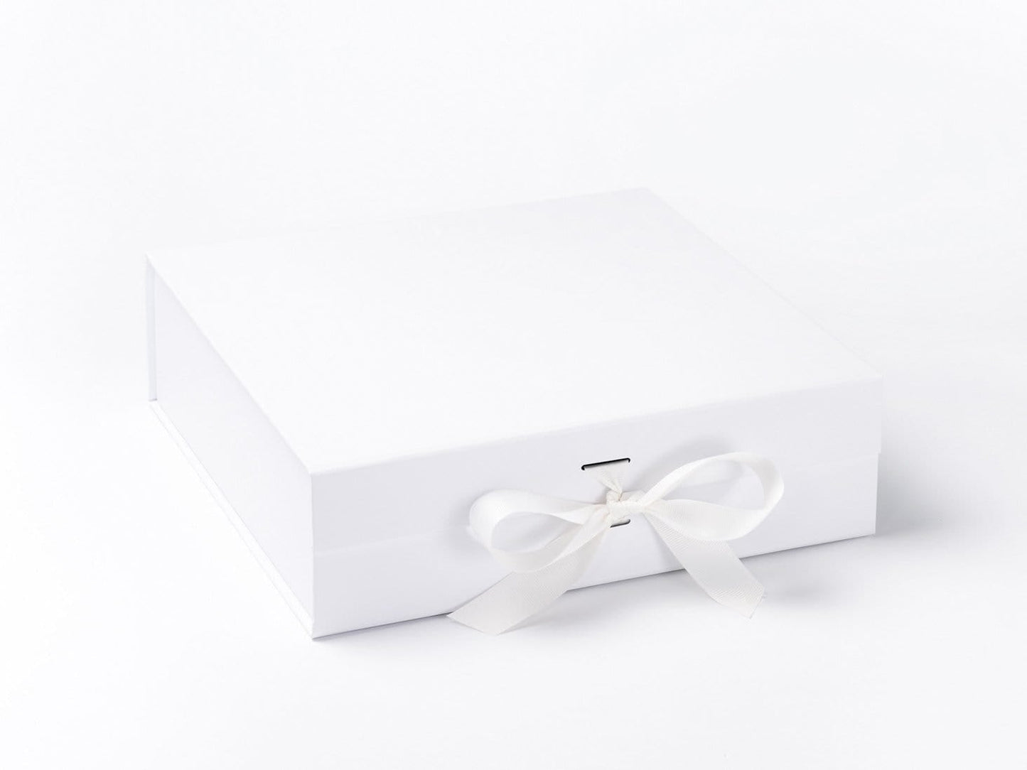 Magnetic box white with ribbon
