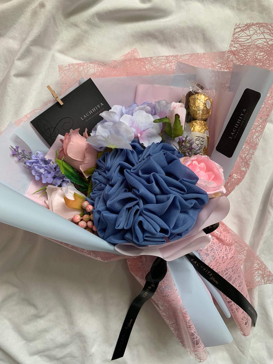 Azure mini bouquet with Ferraro