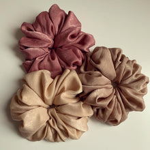 Load image into Gallery viewer, Scrunchie love
