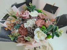 Load image into Gallery viewer, Bouquet with personalised bag
