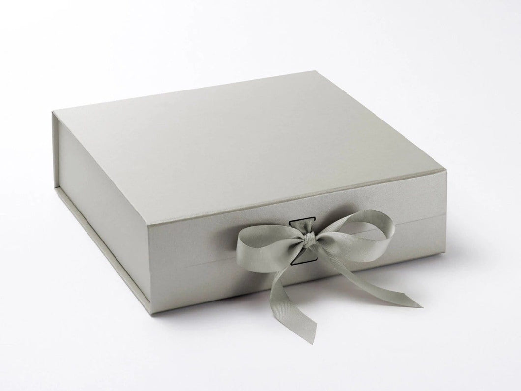 Magnetic box silver with ribbon