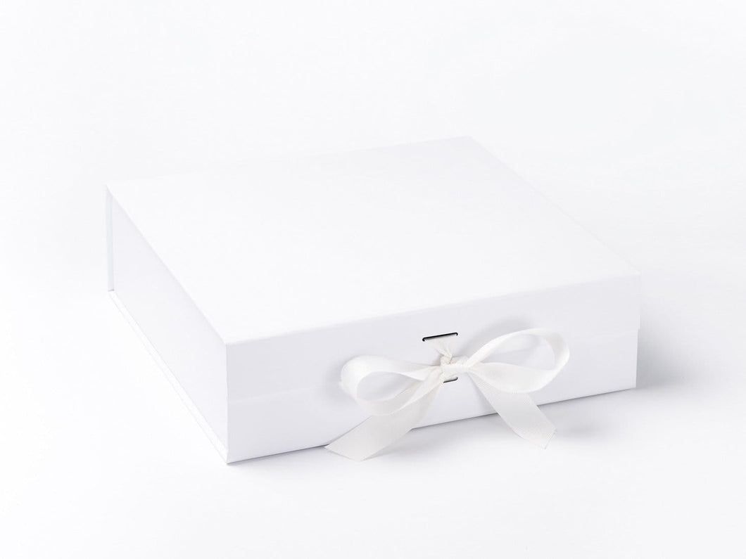 Magnetic box white with ribbon